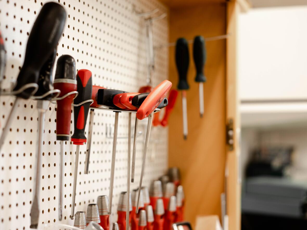 Ordentlich angeordnete Schraubendreher an einer Werkzeugwand im Arbeitsbereich des Sanitätshaus Archinger.