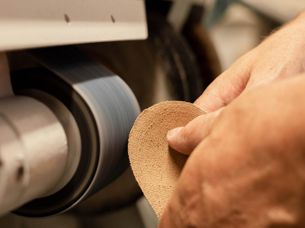 Im Sanitätshaus Archinger wird eine orthopädische Einlage in der Werkstatt sorgfältig im Feinschliff bearbeitet.