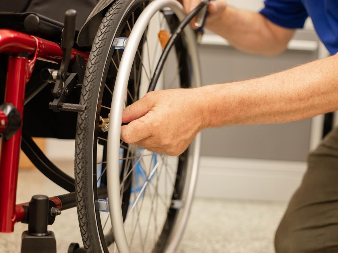 Im Sanitätshaus Archinger wird ein Rollstuhl fachgerecht geprüft und individuell angepasst.