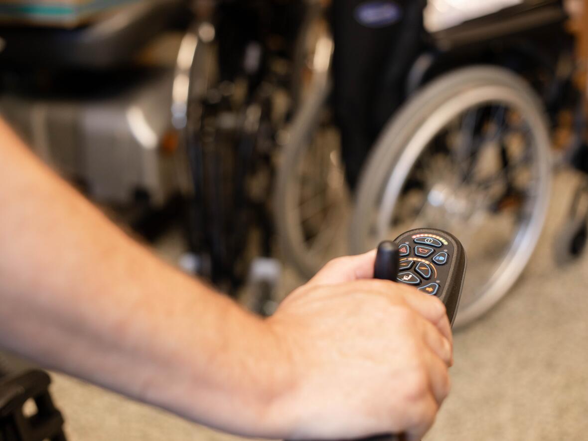 Die Steuerung eines Elektrorollstuhls im Sanitätshaus Archinger steht für moderne Mobilität und individuelle Unterstützung im Alltag.