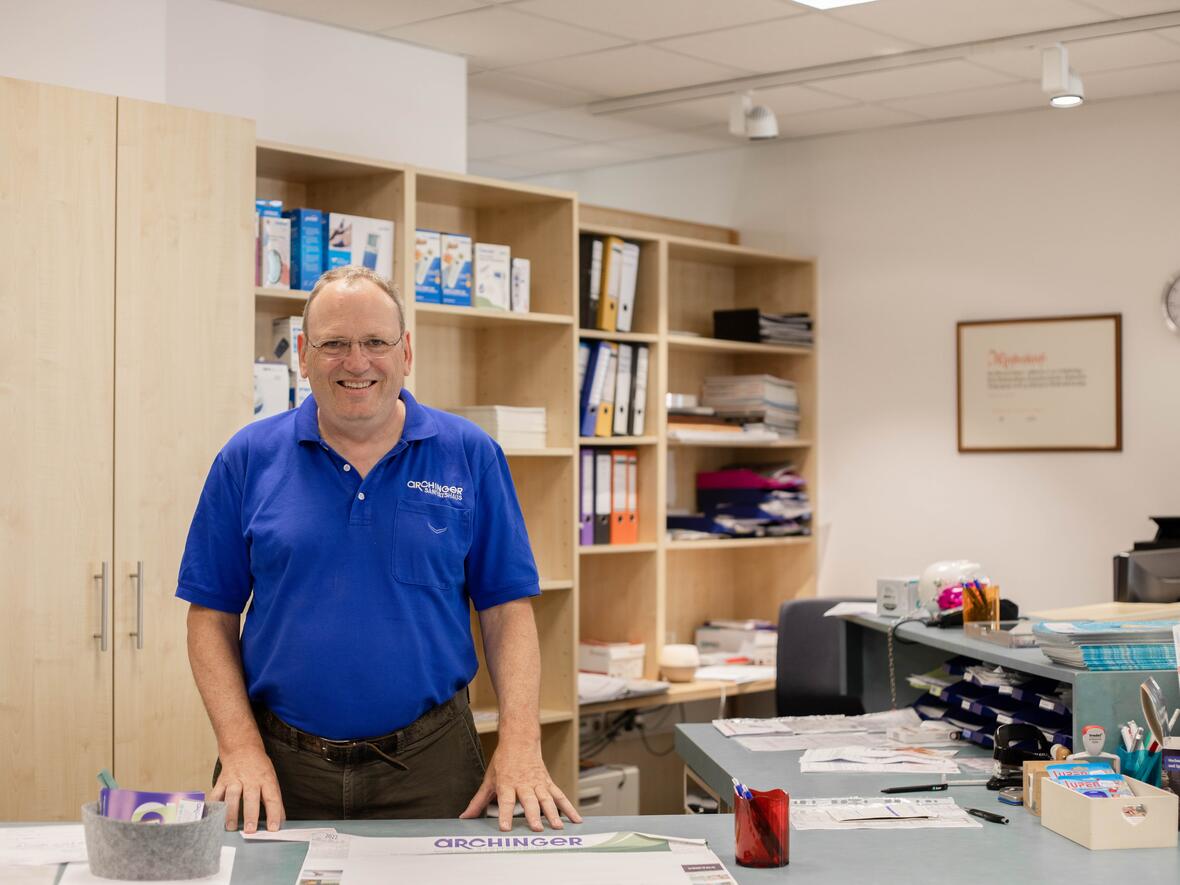 Der Geschäftsführer von Sanitätshaus Archinger steht im Empfangsbereich und unterstreicht die persönliche und kompetente Betreuung vor Ort.