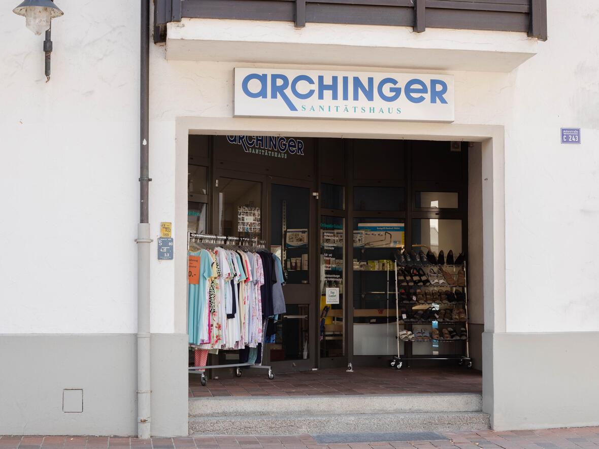 Die Außenansicht des Sanitätshaus Archinger zeigt den einladenden Eingangsbereich mit Schaufenster und Präsentationsfläche.