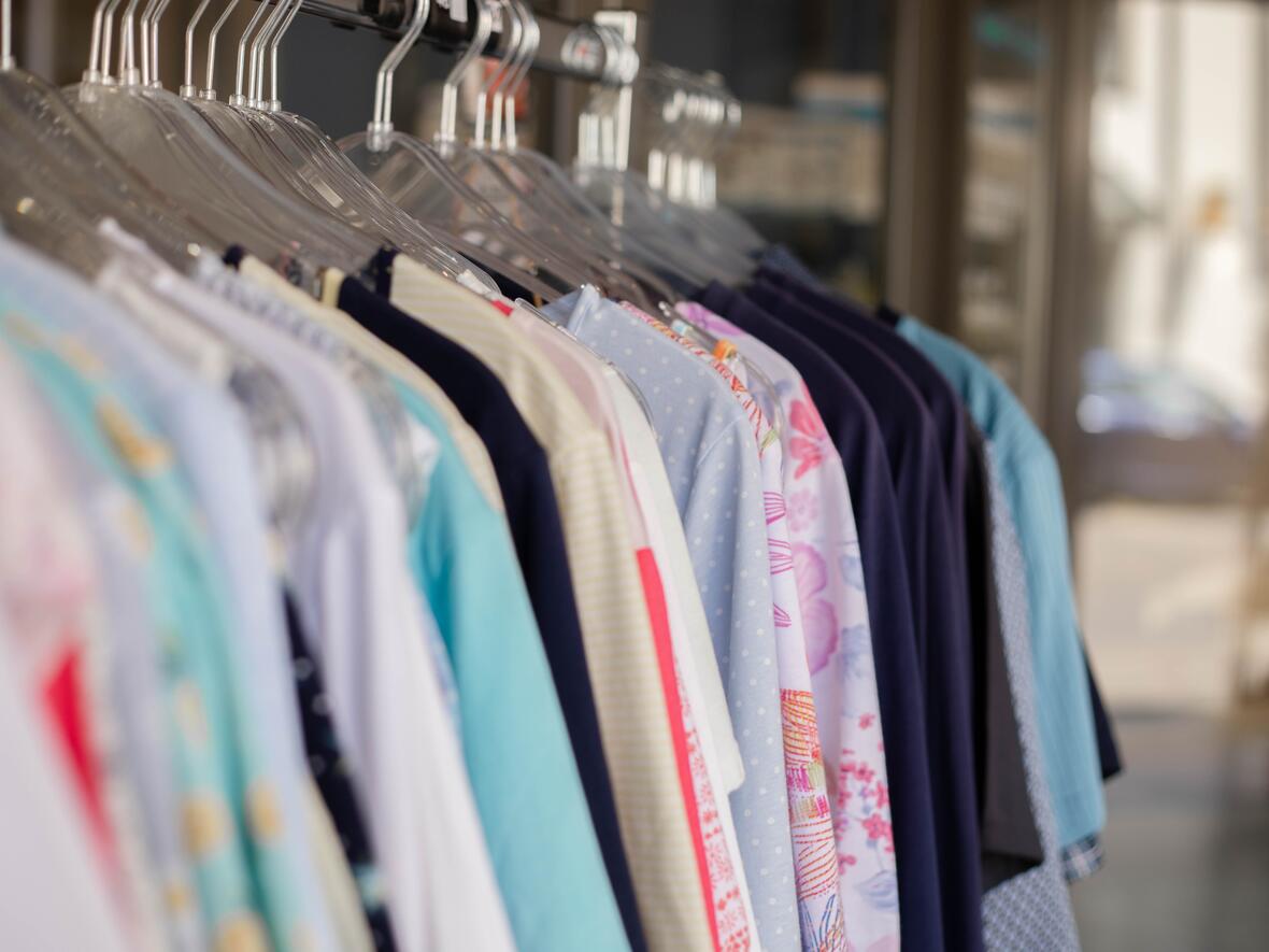 Eine Auswahl an Bekleidung im Sanitätshaus Archinger präsentiert ein vielseitiges Sortiment für Komfort, Alltag und individuelle Bedürfnisse.