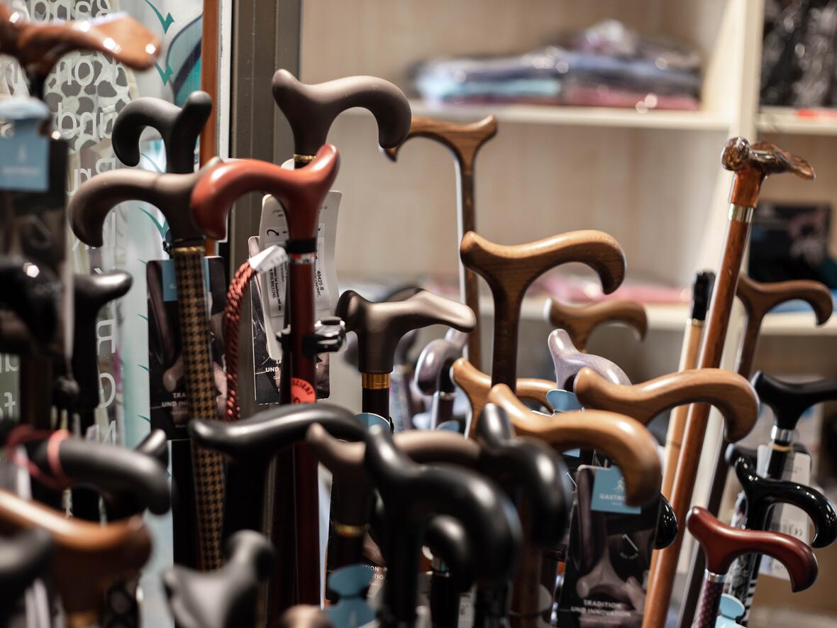 Im Sanitätshaus Archinger steht eine vielfältige Auswahl an Gehhilfen und Spazierstöcken für Sicherheit, Komfort und individuelle Mobilität bereit.