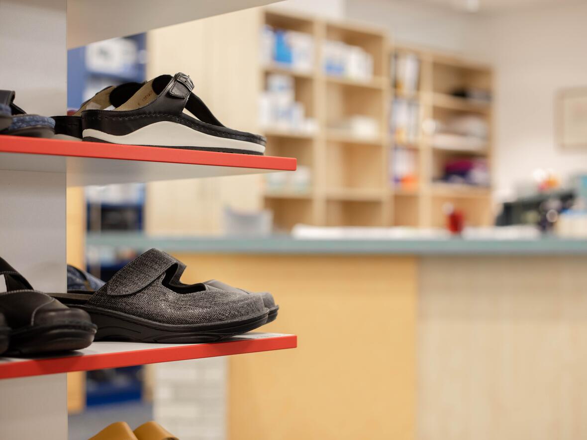 Im Sanitätshaus Archinger werden Komfortschuhe im Verkaufsraum übersichtlich präsentiert und mit persönlicher Beratung ergänzt.